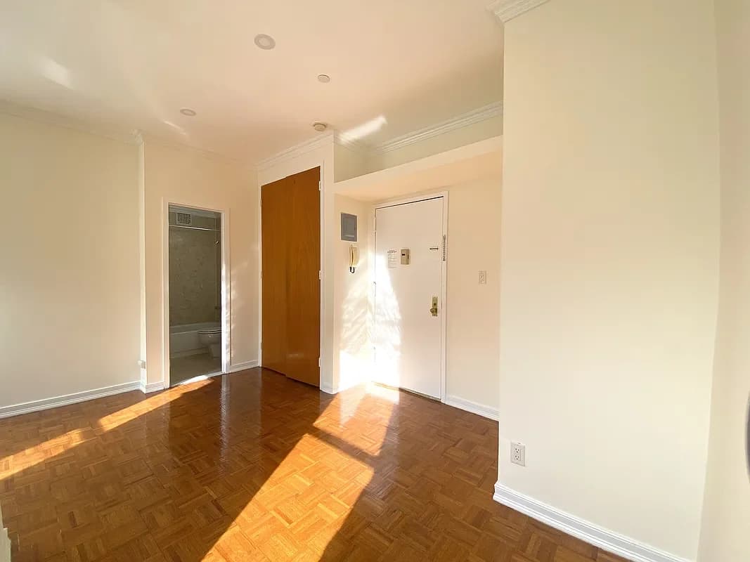 304 West 92 Street #4G, Manhattan, NY 10025 apartment_living_room 1