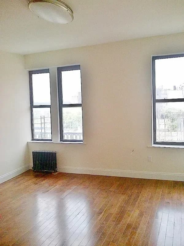 12 Pinehurst Avenue #5-G, Manhattan, NY 10033 apartment_living_room 1