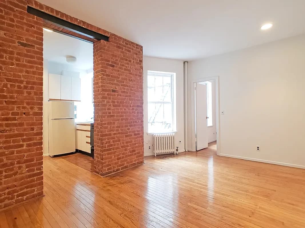 316 East 92 Street #4RE, Manhattan, NY 10128 apartment_living_room 1