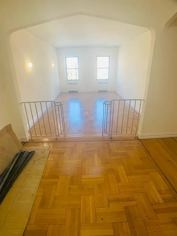 100 E 174 St #10C, The Bronx, NY 10452 apartment_living_room 1