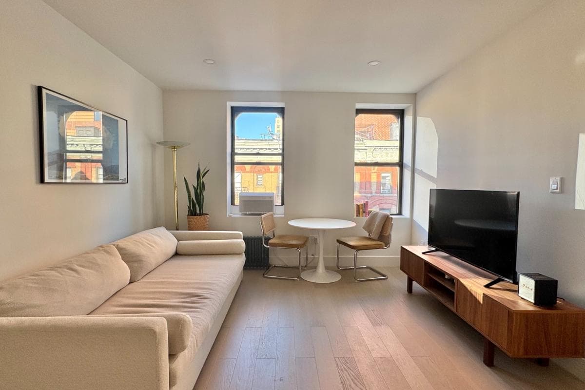 300 West 21 Street #63, Manhattan, NY 10011 apartment_living_room 15