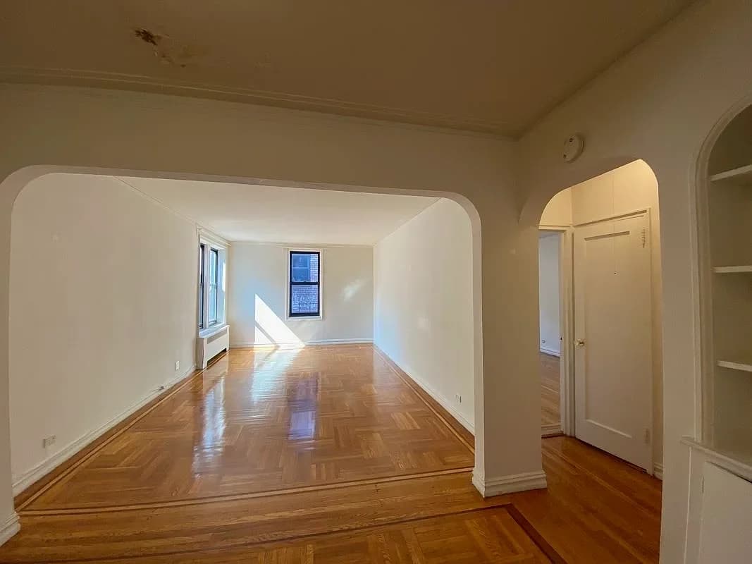 600 West 218 Street #5B, Manhattan, NY 10034 apartment_living_room 1