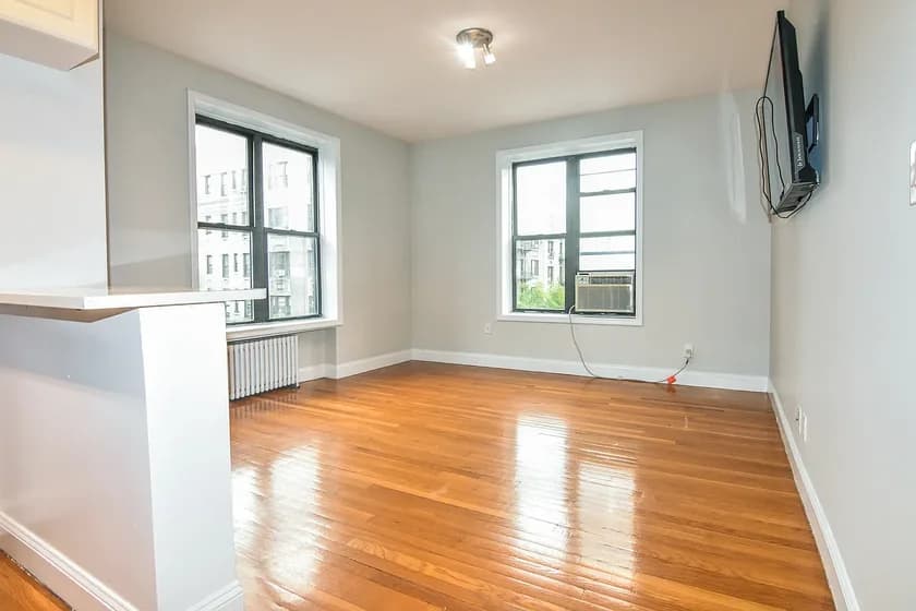 815 West 180 Street #42, Manhattan, NY 10033 apartment_living_room 1