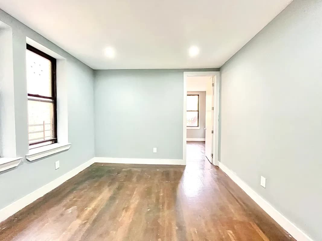 568 West 192 Street #26, Manhattan, NY 10040 apartment_living_room 1