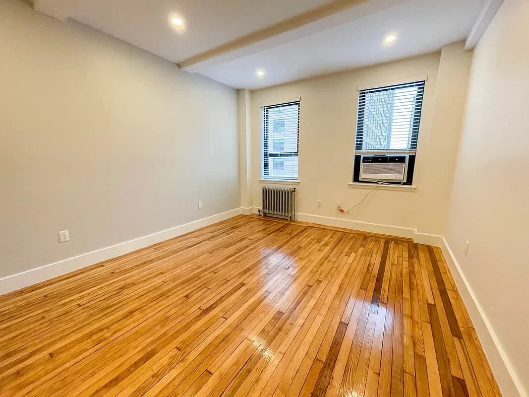 11 Waverly Place #9E, Manhattan, NY 10003 apartment_living_room 1