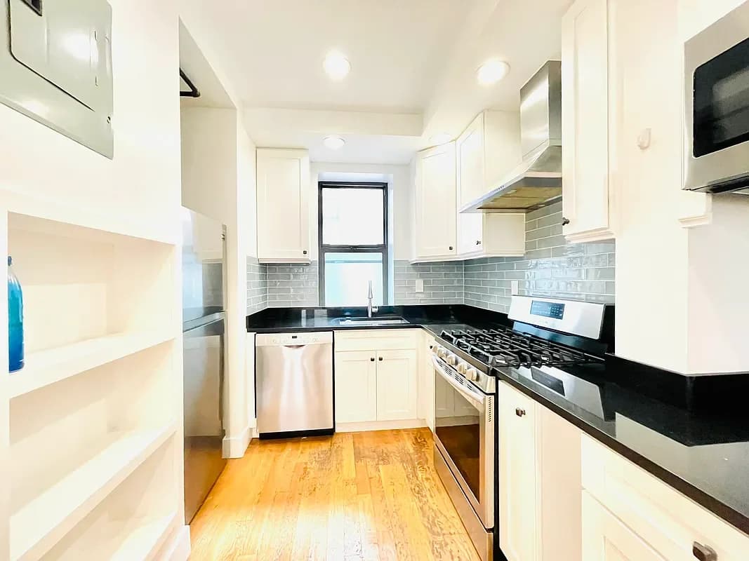 610 West 152 Street #34, Manhattan, NY 10031 apartment_living_room 1