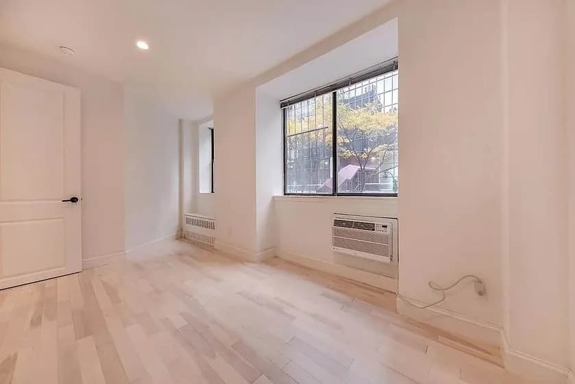 114 East 40 Street #2B, Manhattan, NY 10016 apartment_living_room 1