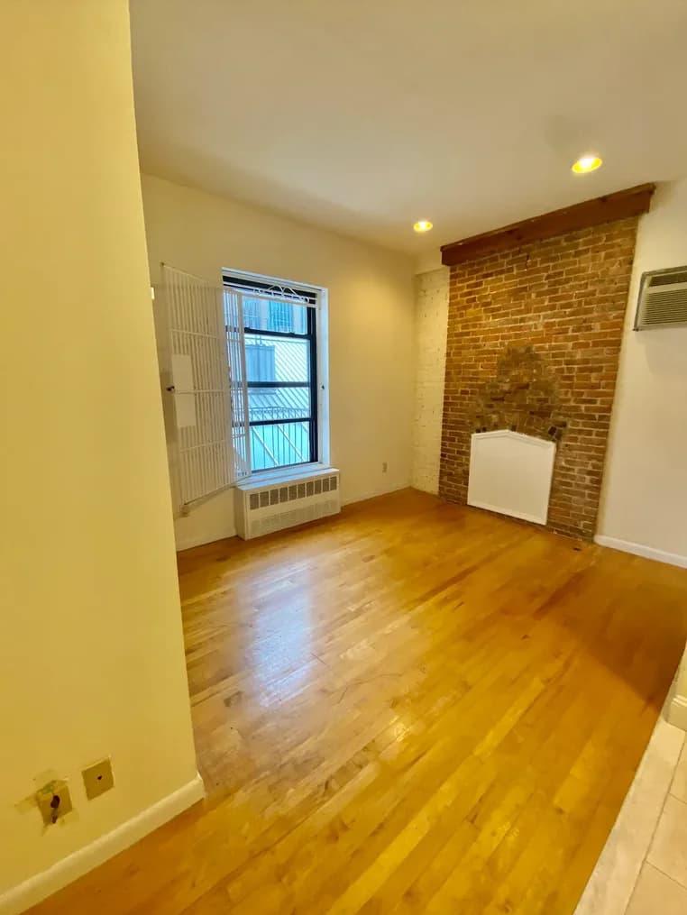 35 West 65 Street #5C, Manhattan, NY 10023 apartment_living_room 1