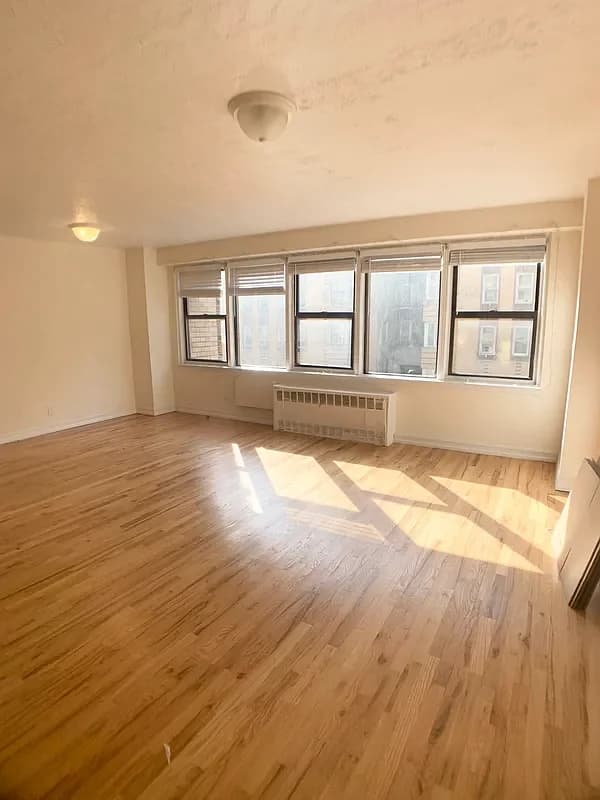 179 Bennett Avenue #2G, Manhattan, NY 10040 apartment_living_room 1