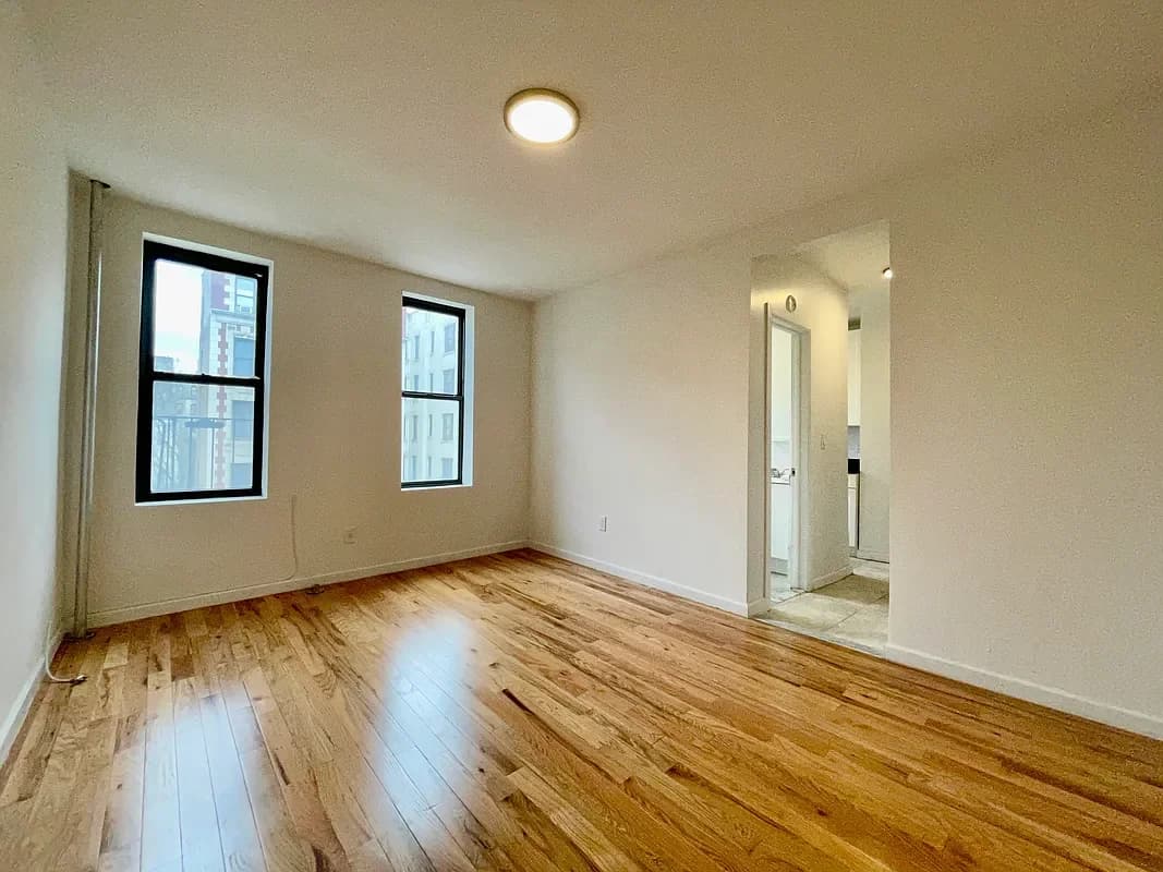 560 West 170 Street #4B, Manhattan, NY 10032 apartment_living_room 1