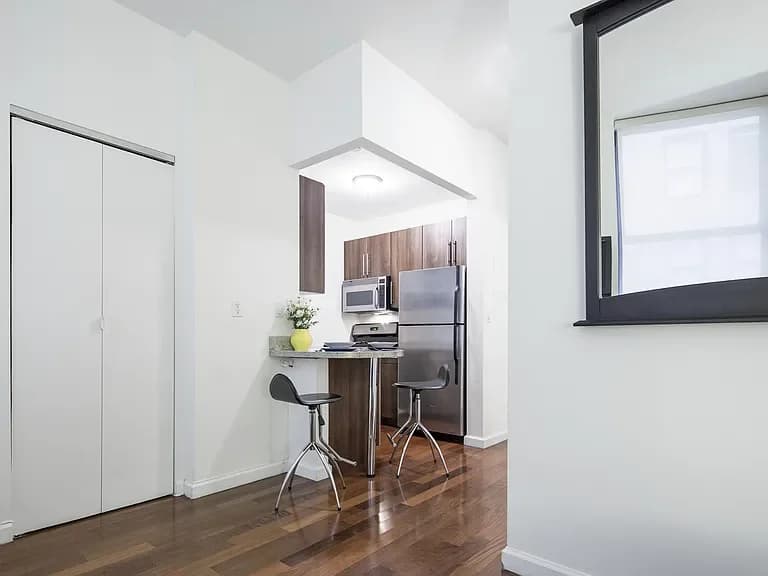 82 Beaver Street #1206, Manhattan, NY 10005 apartment_dining_room 1