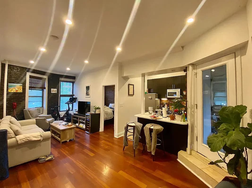 2 Bank St #2, Manhattan, NY 10014 apartment_living_room 1
