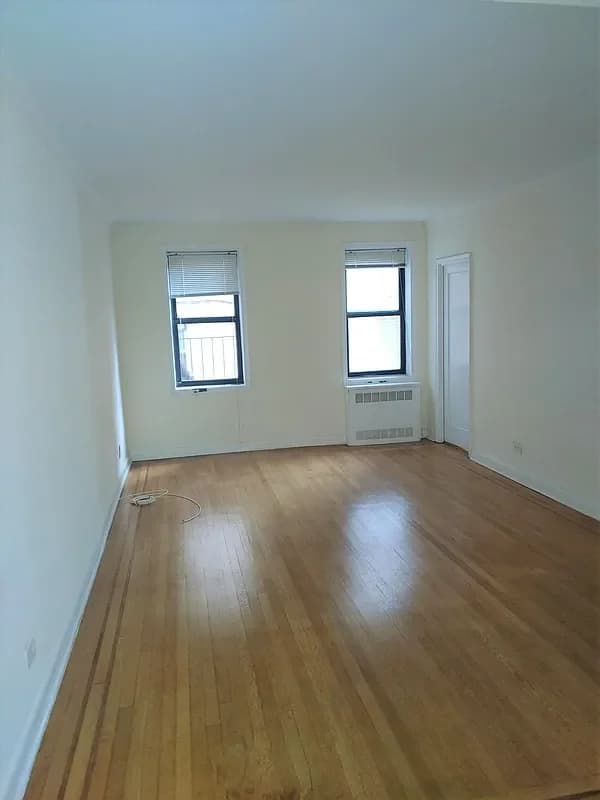 65-44 Saunders Street #303, Queens, NY 11374 apartment_living_room 1
