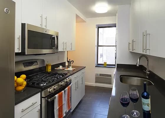 985 5 Avenue #22B, Manhattan, NY 10075 apartment_kitchen 1
