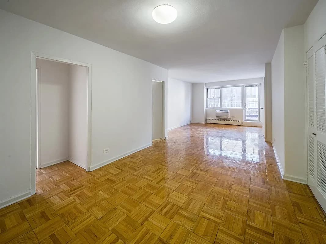 517 W 180 St #22, Manhattan, NY 10033 apartment_living_room 1