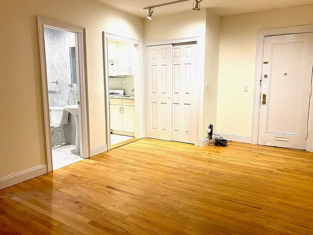 235 East 50 Street #17, Manhattan, NY 10022 apartment_living_room 1