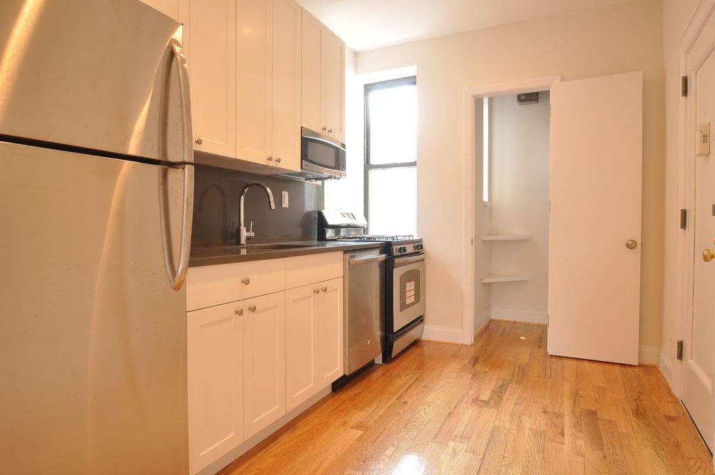 358 W 45 St #4A, Manhattan, NY 10036