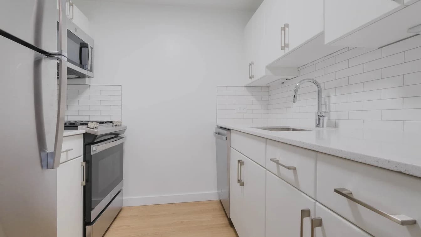 400 W 37 St #8U, Manhattan, NY 10018 1