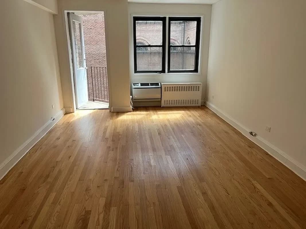 77 West 15 Street #304, Manhattan, NY 10011 apartment_living_room 1