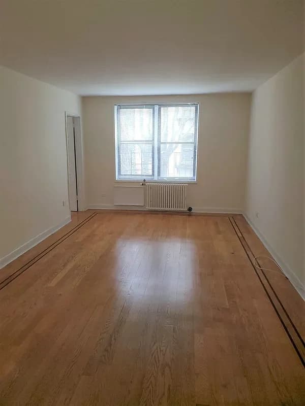 31-35 Crescent Street #6M, Queens, NY 11106 apartment_living_room 1