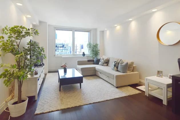212 East 47 Street #24D, Manhattan, NY 10017