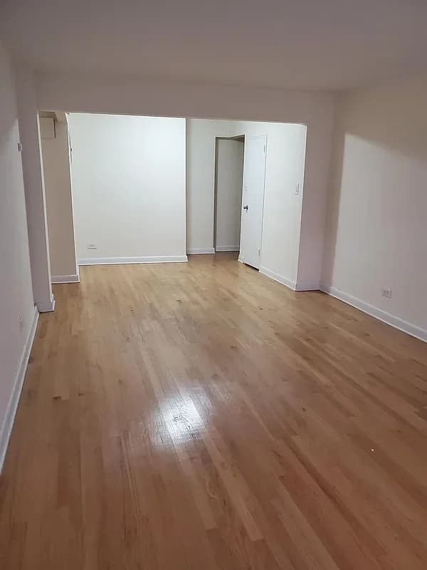 31-35 Crescent Street #4R, Queens, NY 11106 apartment_living_room 1