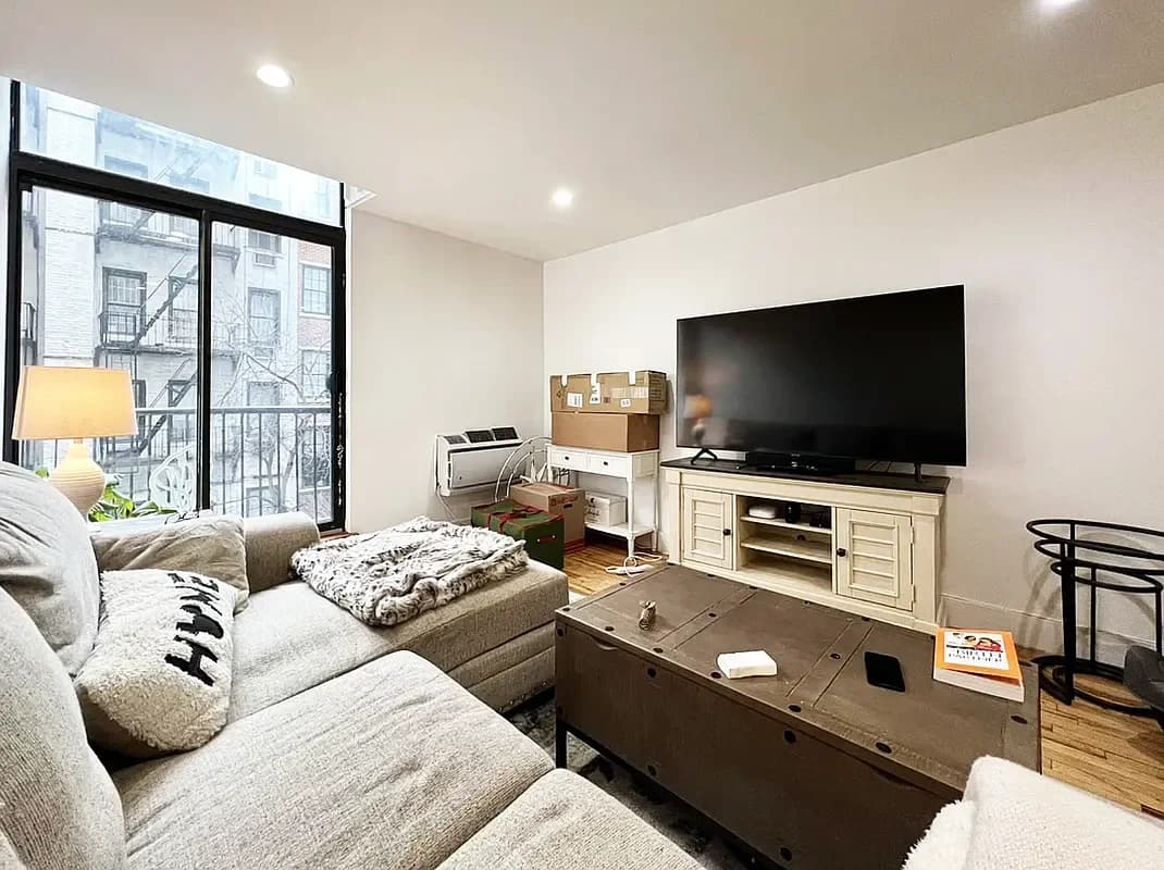 435 East 86 St #2G, Manhattan, NY 10028 apartment_living_room 1