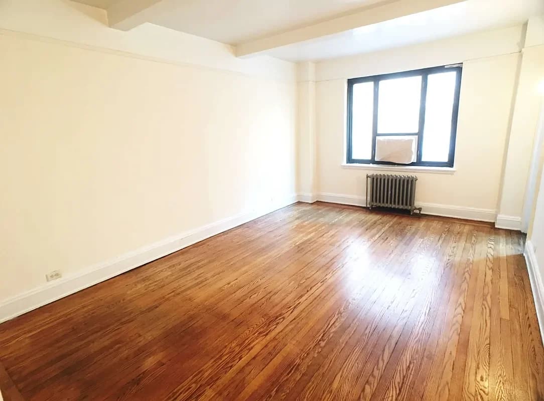 11 Waverly Place #4J, Manhattan, NY 10003 apartment_living_room 1