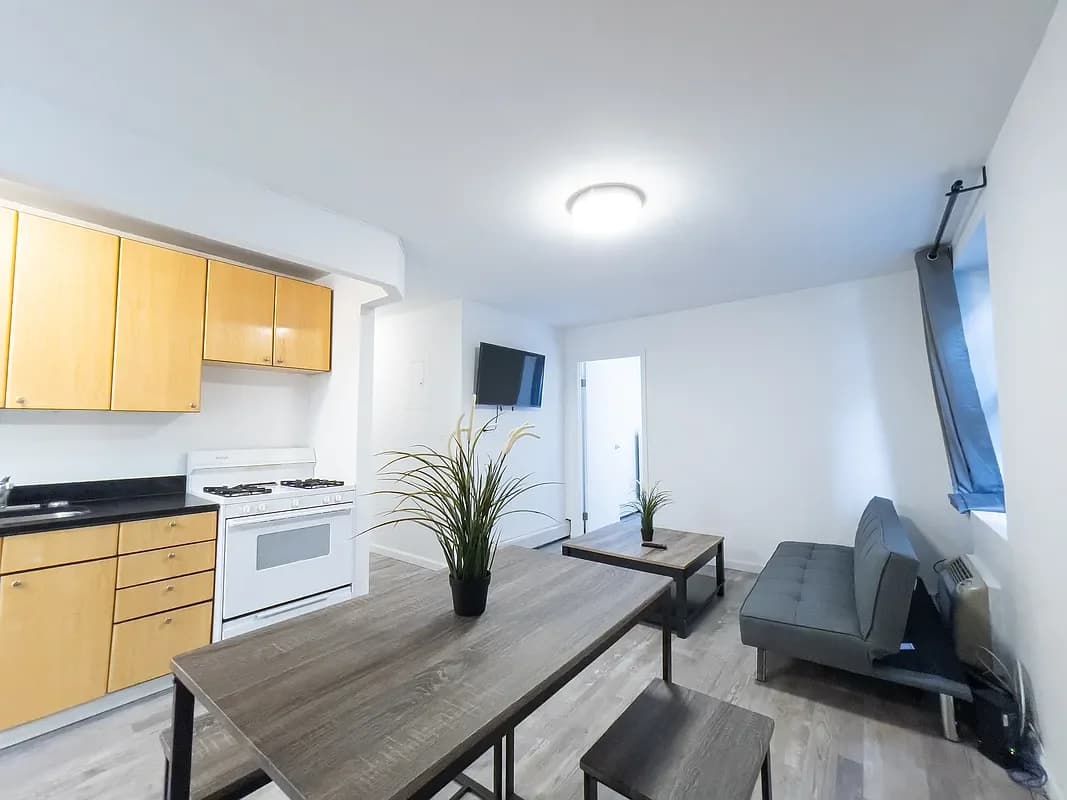 622W 10 Avenue #4E, Manhattan, NY 10036 apartment_living_room 1