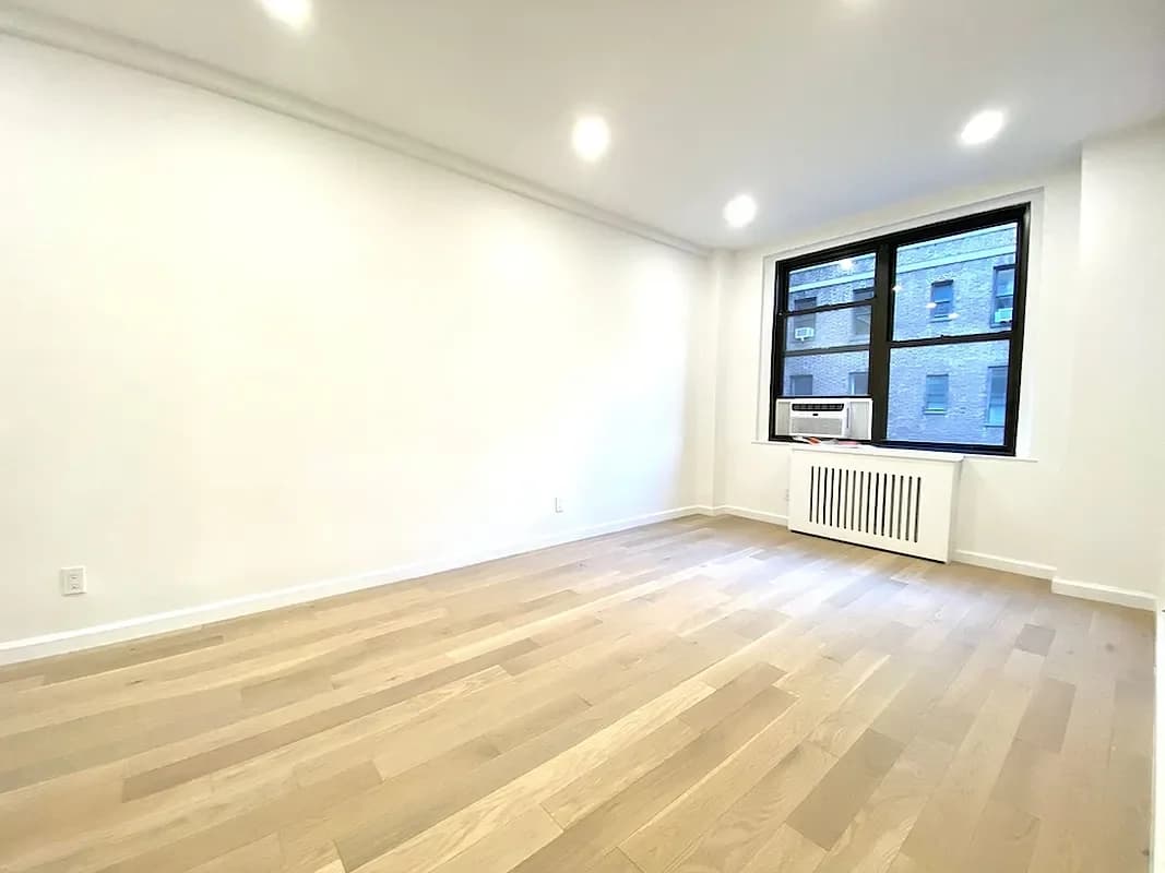 160 East 48 Street #14J, Manhattan, NY 10017 apartment_living_room 1