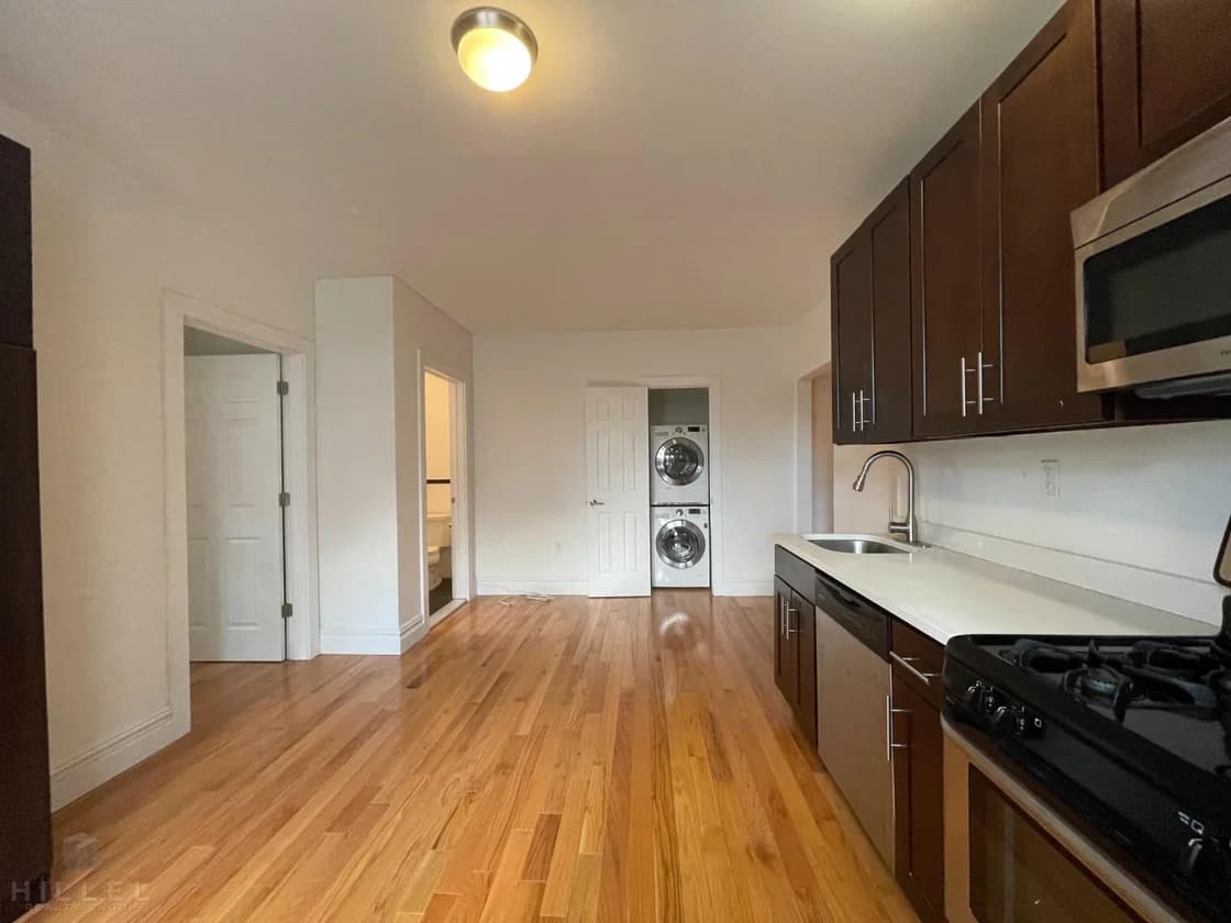 21-81 38 St #Apt 3, Queens, NY 11105 1