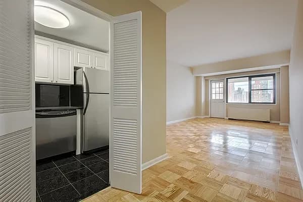 Yorkshire Towers 305 East 86 Street #12LW, Manhattan, NY 10028 apartment_living_room 1