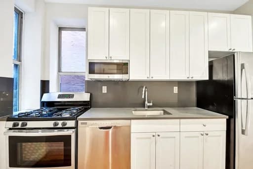 358 W 45 St #3B, Manhattan, NY 10036