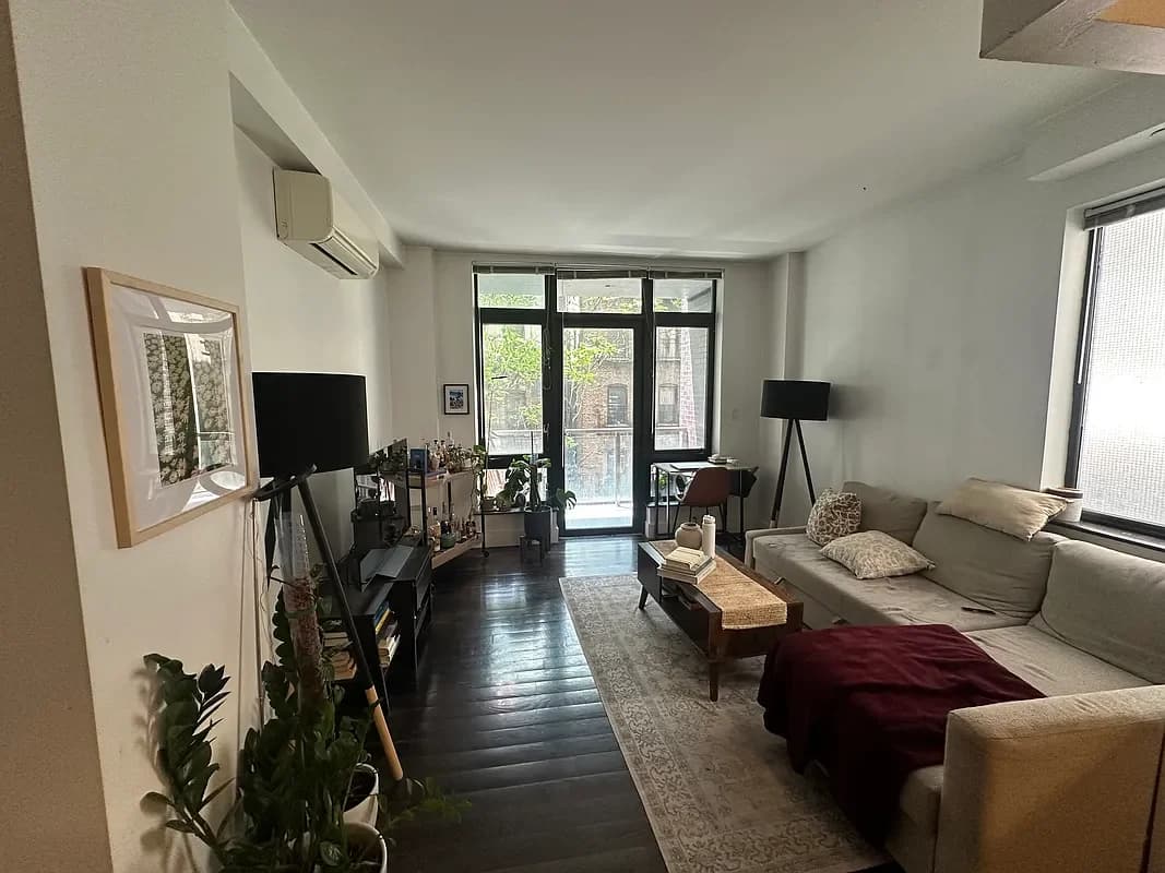 182 East 95 Street #8F, Manhattan, NY 10128 apartment_living_room 1