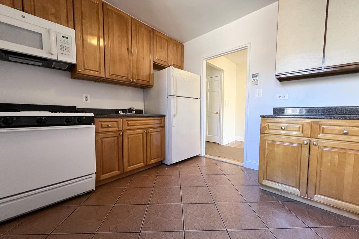 18-10 21 Avenue #3A, Queens, NY 11105 100