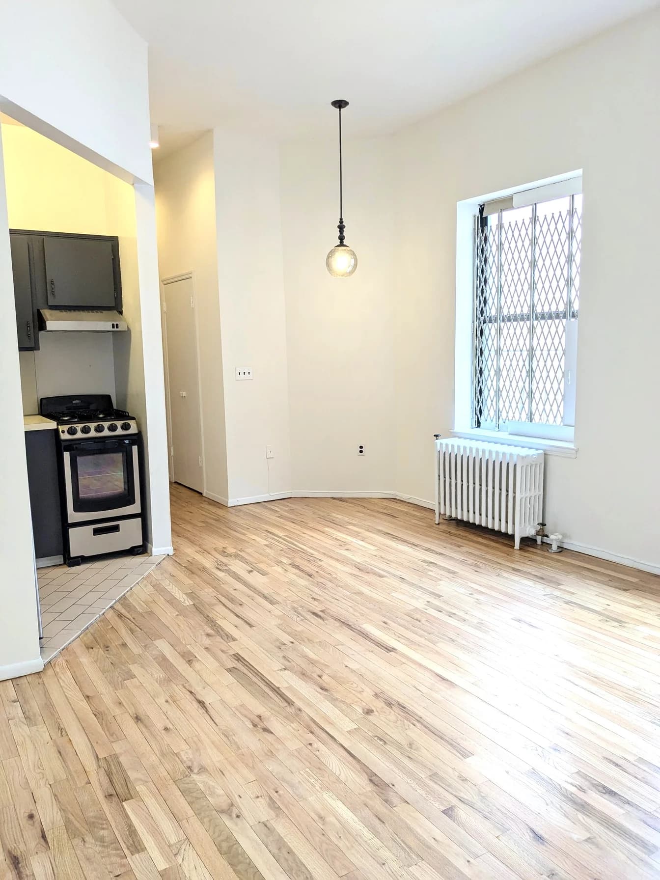 605 West 112 Street #6B, Manhattan, NY 10025 apartment_living_room 1