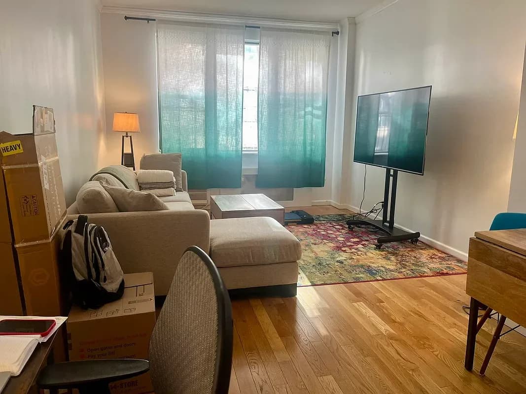 515 East 82 Street #3D, Manhattan, NY 10028 apartment_living_room 1