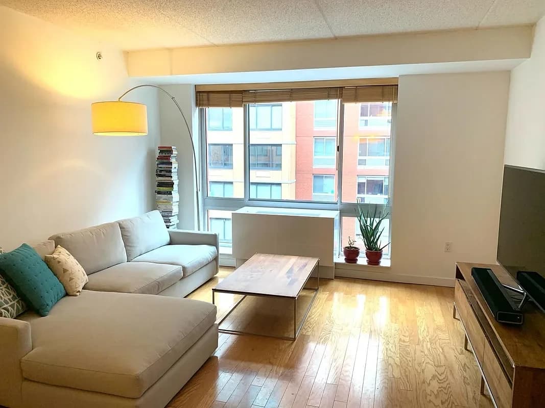 555 West 23 Street #N10-P, Manhattan, NY 10011 apartment_living_room 1