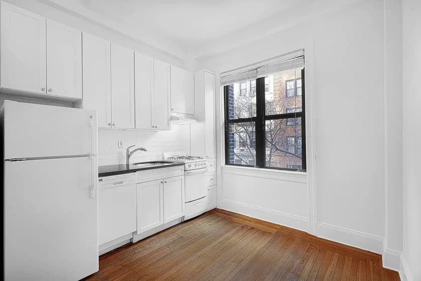19 West 69 Street #301, Manhattan, NY 10023 apartment_kitchen 1