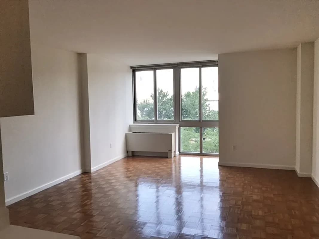 2-01 50 Ave #3M, Queens, NY 11101 apartment_living_room 1