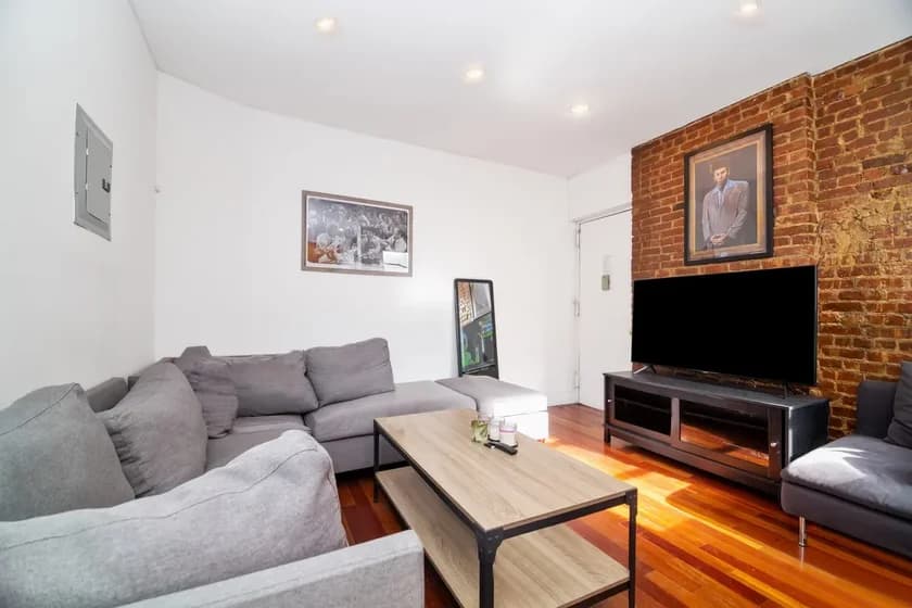 2 Bank St #16, Manhattan, NY 10014 apartment_living_room 1