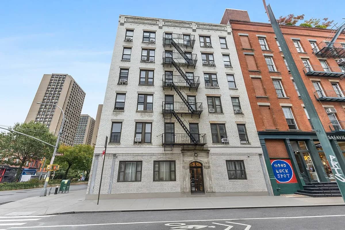 152 Thompson St