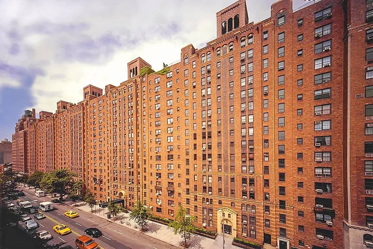 435 W 23 St