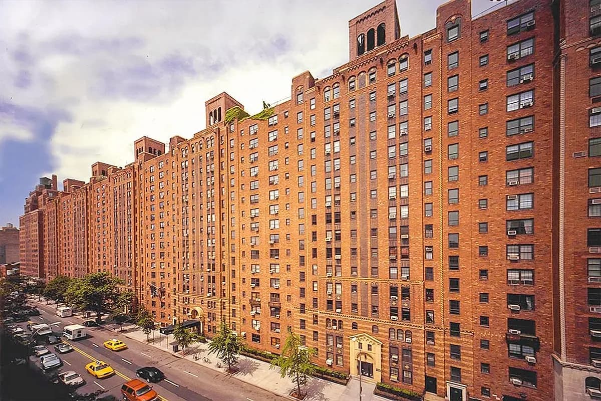 435 W 23 St