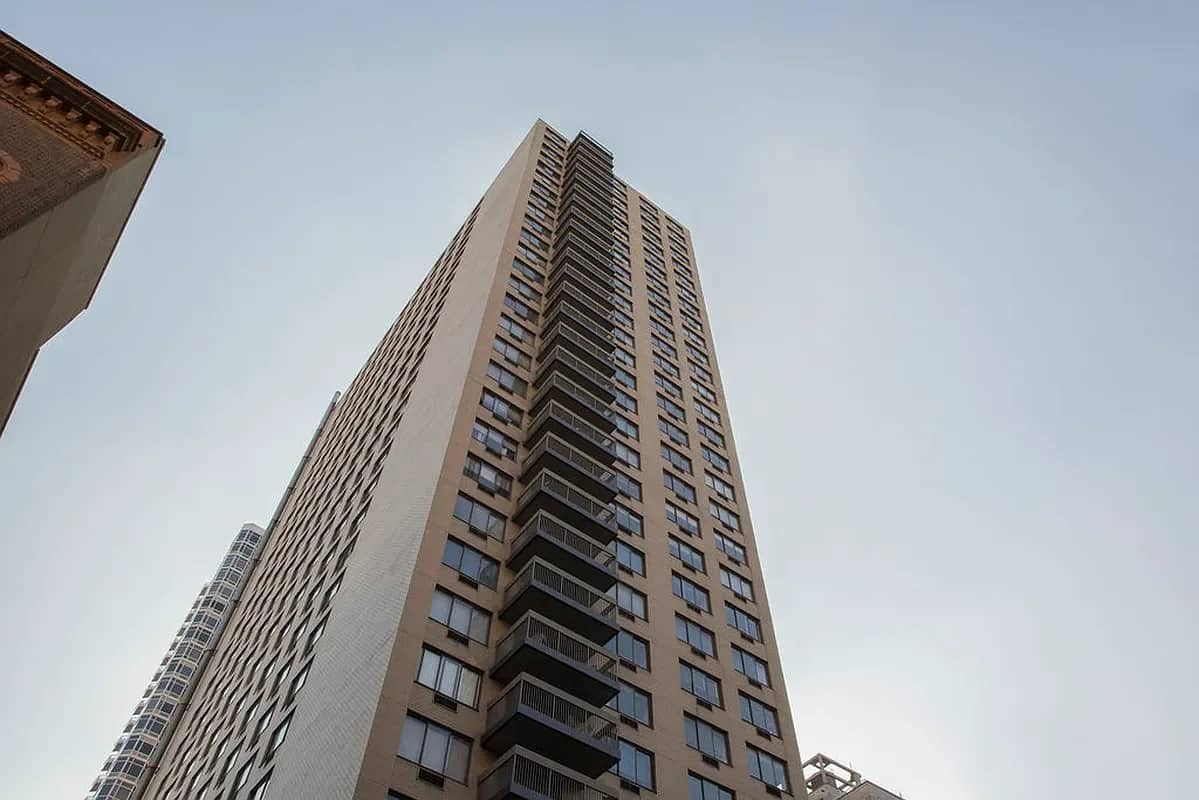 200 E 33 St