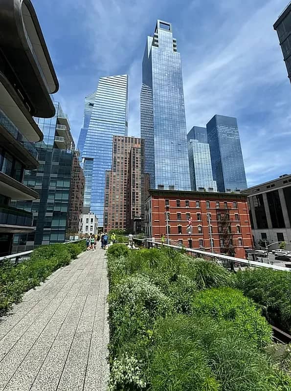 501 W 28 St