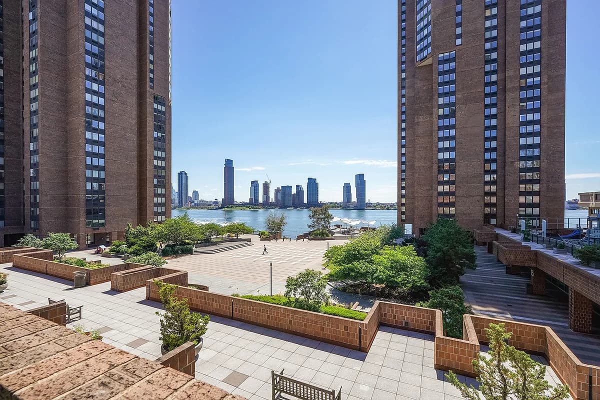 30 Waterside Plaza