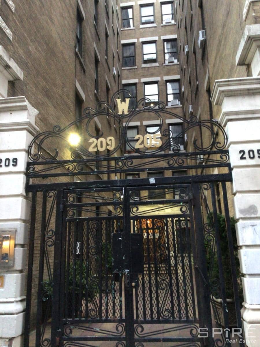 205 W 103 St