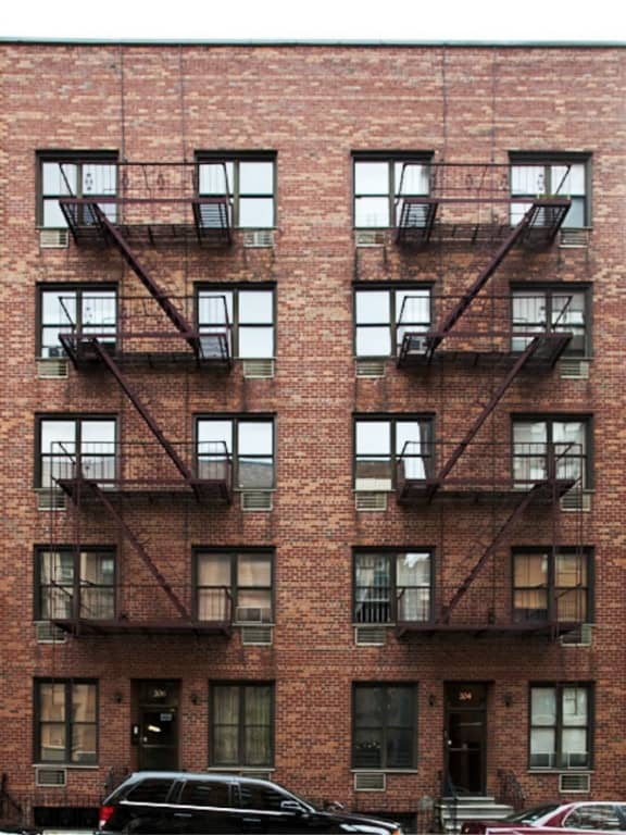 206 E 25 St