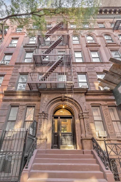358 W 45 St